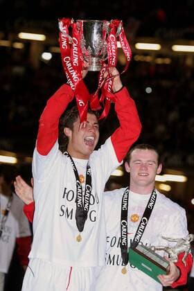 Ligapokalsieger Manchester United - Cristiano Ronaldo (li.) jubelt mit der Trophäe, daneben Wayne Rooney mit dem Pokal für den Man of the Match, benannt nach Alan Hardaker, dem Erfinder des englischen Ligapokals - EDITORIAL USE ONLY. No use with unauthorised audio, video, data, fixture lists, club league logos or live services. Online in-match use limited to 120 images, no video emulation. No use in betting, games or single club league player publications. Fußball Herren Carling Cup 2005 2006, Pokal, Pokalspiel, Ligapokal, English Premier League, 1. Englische Liga Gruppe Schrei, schreien, Jubelschrei, Freudenschrei Cardiff, Medaille, Medaillen Glück, Harmonie, Begeisterung, Freude,