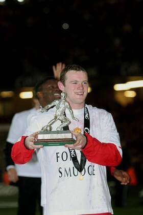 Ligapokalsieger Manchester United - Wayne Rooney mit der Trophäe für den Man of the Match, benannt nach Alan Hardaker, dem Erfinder des englischen Ligapokals - EDITORIAL USE ONLY. No use with unauthorised audio, video, data, fixture lists, club league logos or live services. Online in-match use limited to 120 images, no video emulation. No use in betting, games or single club league player publications. Fußball Herren Carling Cup 2005 2006, Pokal, Pokalspiel, Ligapokal, English Premier League, 1. Englische Liga Einzelbild Medaille, Medaillen Cardiff Glück, Freude,