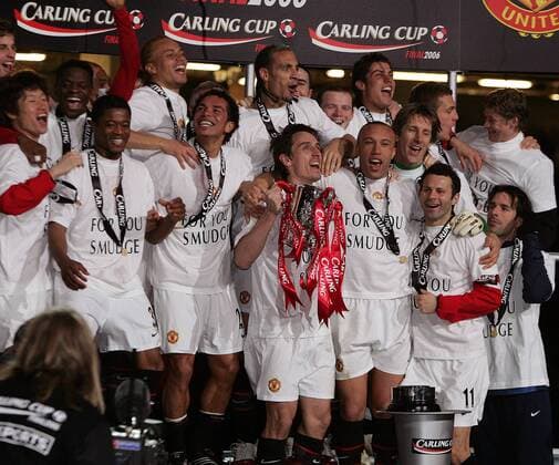 Ligapokalsieger Manchester United, v.li.: Ji Sung Park, Louis Saha, Patrice Evra, Wes Brown, Kieran Richardson, Rio Ferdinand, Gary Neville mit der Trophäe, Wayne Rooney (verdeckt), Mikael Silvestre, Cristiano Ronaldo, Torwart ... - EDITORIAL USE ONLY. No use with unauthorised audio, video, data, fixture lists, club league logos or live services. Online in-match use limited to 120 images, no video emulation. No use in betting, games or single club league player publications. Fußball Herren Carling Cup 2005 2006, Pokal, Pokalspiel, Ligapokal, English Premier League, 1. Englische Liga Totale Torhüter, Keeper, lachen, lächeln Cardiff, Wesley, Christiano Glück, Harmonie, Freude, Begeisterung,