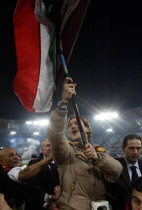 Francesco Totti (Roma) schwenkt stolz eine Vereinsfahne -  Fußball Herren Serie A 2005 2006, 1. Italienische Liga, AS Rom Gruppe Rom