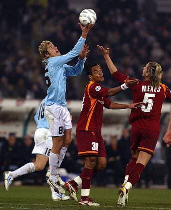 Valon Behrami (Lazio, li.) und Philippe Mexes (re.) greifen nach dem Ball, während Amantino Mancini (beide Roma) hadert -  Fußball Herren Serie A 2005 2006, 1. Italienische Liga, Derby, Lokalderby, Ortsderby, Lazio Rom - AS Rom 0:2 Gruppe Rom Komik,