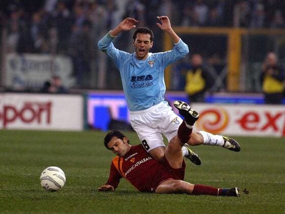 Luciano Zauri (Lazio, oben) gegen Vincenzo Montella (Roma) -  Fußball Herren Serie A 2005 2006, 1. Italienische Liga, Derby, Lokalderby, Ortsderby, Lazio Rom - AS Rom 0:2 Gruppe Rom Dynamik, Kampf,