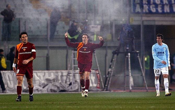 Rodrigo Ferrante Taddei (Mitte) und Vincenzo Montella (li., beide Roma) - Torjubel, daneben: Massimo Oddo (Lazio) -  Fußball Herren Serie A 2005 2006, 1. Italienische Liga, Derby, Lokalderby, Ortsderby, Lazio Rom - AS Rom 0:2 Gruppe Rom Freude, Enttäuschung,