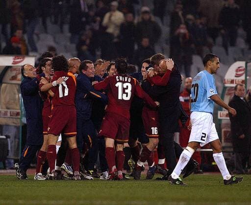 Die Spieler des AS Rom entscheiden das Stadtderby gegen Lazio für sich und feiern nach Spielschluss mit den Verantwortlichen -  Fußball Herren Serie A 2005 2006, 1. Italienische Liga, Derby, Lokalderby, Ortsderby, Lazio Rom - AS Rom 0:2, Roma Totale Rom Freude,