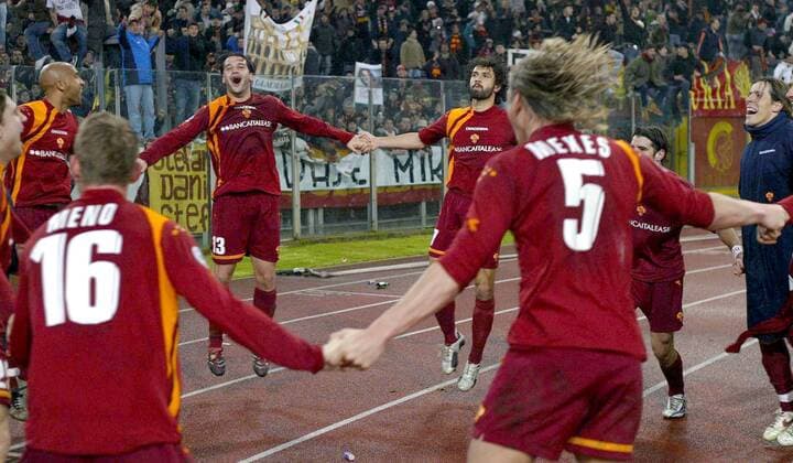 Spieler der Roma tanzen im Reigen, u. a.: Cristian Chivu (Mitte), Olivier Dacourt (li.) und Damiano Tommasi -  Fußball Herren Serie A 2005 2006, 1. Italienische Liga, AS Rom Gruppe Rom Freude, Begeisterung,