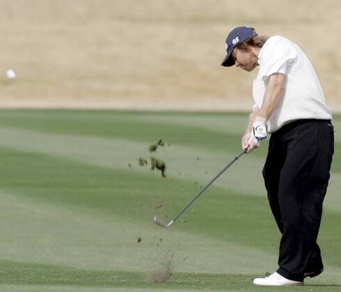 Gabriel Hjertstedt (Schweden) - Chip mit ordentlichem Divot -  (tuc2006022608) Golf Herren Chrysler Classic of Tucson 2006, Classics, PGA Tour, Golfen Einzelbild Tucson Dynamik,