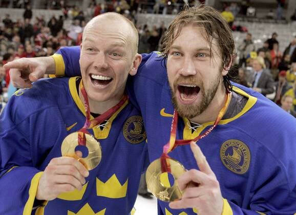 Mats Sundin (li.) und Peter Forsberg (beide Schweden) sind überglücklich über ihre Goldmedaillen Eishockey OS Winter Herren Olympische Spiele Turin 2006, Winterspiele, Nationalmannschaft, Nationalteam, Finale Gruppe Nationaltrikot Turin Freude, Begeisterung,