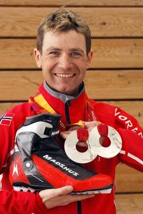 Ole Einar Björndalen (Norwegen) präsentiert seine Silbermedaillen Biathlon OS Winter Herren Olympische Spiele Turin 2006, Winterspiele, Shooting, Fotoshooting, Fototermin, Einzelbild Cesana San Sicario