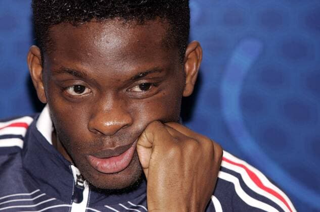 Louis Saha (Frankreich) gelangweilt während der Pressekonferenz Fußball Herren Nationalmannschaft 2006, Nationalteam, PK, Pressetermin, Vdig Porträt pan12917 Clairefontaine  