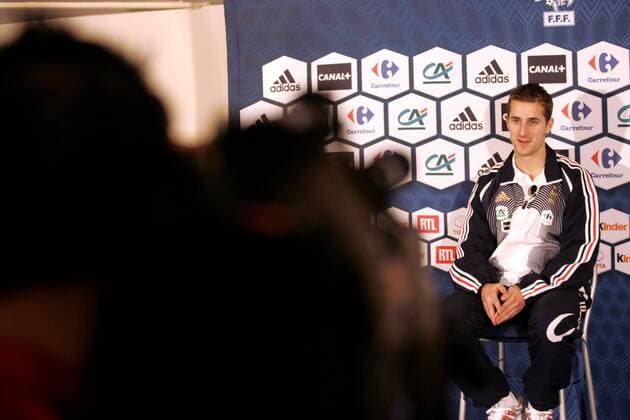 Francois Clerc (Frankreich) steht während der Pressekonferenz vor der Sponsorenwand Rede und Antwort Fußball Herren Nationalmannschaft 2006, Nationalteam, PK, Pressetermin, Vdig Totale pan12917 Clairefontaine  