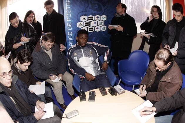 Louis Saha (Frankreich) steht während eines Pressetermins den Journalisten Rede und Antwort Fußball Herren Nationalmannschaft 2006, Nationalteam, Pressekonferenz, PK, Pressetermin, Vdig Totale pan12917 Clairefontaine  