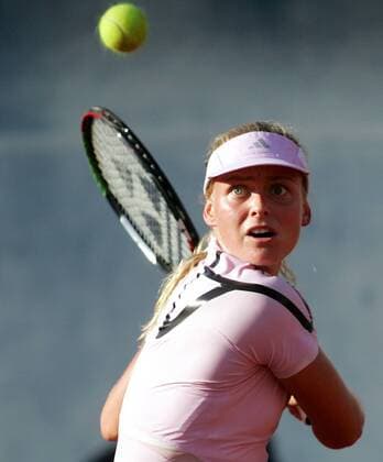 Anna Lena Groenefeld (Deutschland) fixiert den Ball Tennis Damen Abierto Mexicano TELCEL 2006, WTA Tour Einzelbild Acapulco