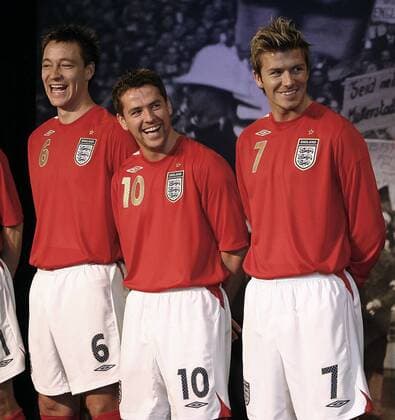 John Terry (li.), Michael Owen (Mitte) und David Beckham (alle England) während einer Trikotpräsentation - EDITORIAL USE ONLY. No use with unauthorised audio, video, data, fixture lists, club league logos or live services. Online in-match use limited to 120 images, no video emulation. No use in betting, games or single club league player publications. Fußball Herren Nationalmannschaft 2006, Nationalteam, Nationaltrikot, Pressekonferenz, PK, Pressetermin Gruppe Manchester