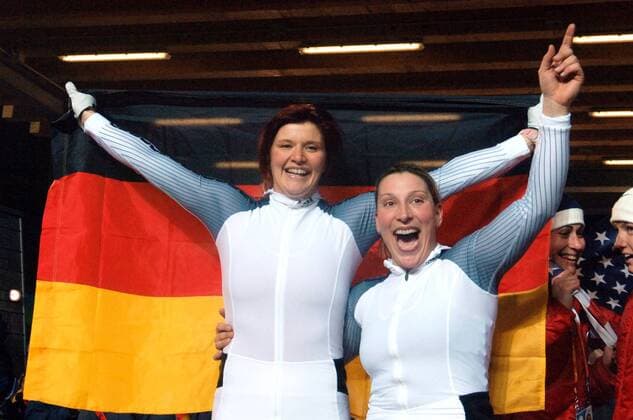 Olympiasieger Sandra Kiriasis (li.) und Anja Schneiderheinze (beide Deutschland) - Siegesjubel Bobsport OS Winter Damen Olympische Spiele Turin 2006, Winterspiele, Zweier, Zweierbob, 2er, 2 er Gruppe Cesana Pariol Freude, Begeisterung,
