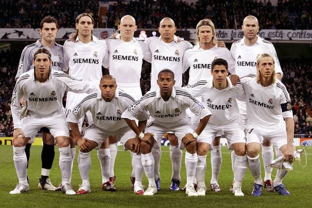 Mannschaftsfoto Real Madrid, hi.v.li.: Torwart Iker Casillas, Jonathan Woodgate, Thomas Gravesen, Ronaldo, David Beckham, Zinedine Zidane, vorn: Sergio Ramos Garcia, Roberto Carlos, Robinho, Cicinho und Guti -  Fußball EC 1 Herren Champions League 2005 2006, Achtelfinale, Real Madrid CF Totale Madrid
