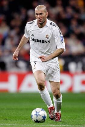 Zinedine Zidane (Real Madrid) am Ball -  Fußball EC 1 Herren Champions League 2005 2006, Achtelfinale, Real Madrid CF Einzelbild Madrid Dynamik,