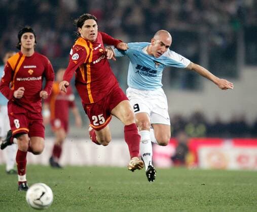 Leandro Damian Cufre (Roma, li.) gegen Paolo di Canio (Lazio) -  Fußball Herren Serie A 2005 2006, 1. Italienische Liga, Lazio Rom - AS Rom 0:2 Gruppe Derby, Lokalderby, Ortsderby, Stadtderby Rom Dynamik, Kampf,