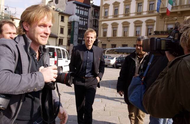 Bundestrainer Jürgen Klinsmann (Deutschland) durchläuft das Spalier der Fotografen Fußball Herren Nationalmannschaft 2006, Nationalteam, Pressekonferenz, PK, Pressetermin Gruppe Florenz