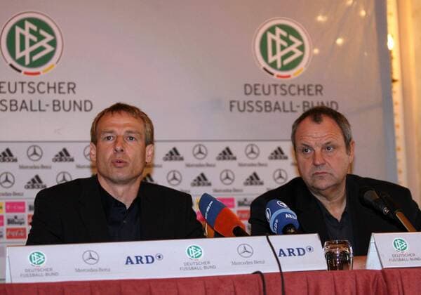 Bundestrainer Jürgen Klinsmann (li.) und DFB Pressesprecher Harald Stenger (beide Deutschland) während der Presskonferenz Fußball Herren Nationalmannschaft 2006, Nationalteam, Pressekonferenz, PK, Pressetermin Gruppe Florenz