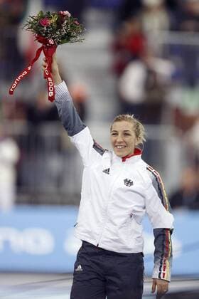 Anni Friesinger (Deutschland) bejubelt während der Siegerehrung ihren dritten Platz Eisschnellauf OS Winter Damen Olympische Spiele Turin 2006, Winterspiele, 1000m, 1000 m Einzelbild Turin Freude,