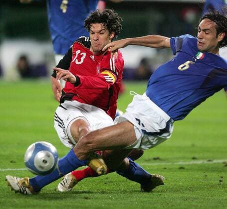 Michael Ballack (Deutschland, li.) gegen Alessandro Nesta (Italien) Fußball Länderspiel Herren Freundschaftsspiel 2006, Test, Testspiel, Nationalmannschaft, Nationalteam, Nationaltrikot Gruppe Florenz Dynamik, Kampf,