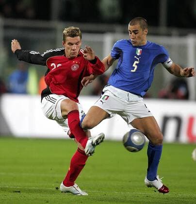 Fabio Cannavaro (Italien, re.) gegen Lukas Podolski (Deutschland) Fußball Länderspiel Herren Länderspiel 2006, Test, Testspiel, Freundschaftsspiel, Nationalmannschaft, Nationalteam Gruppe Florenz Dynamik
