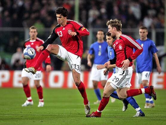 Michael Ballack (li.) - Ballannahme, re. Per Mertesacker (beide Deutschland) Fußball Länderspiel Herren Länderspiel 2006, Test, Testspiel, Freundschaftsspiel, Nationalmannschaft, Nationalteam Gruppe Florenz Dynamik,