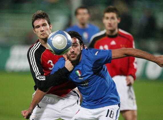 Simone Barone (Italien, re.) gegen Arne Friedrich (Deutschland) Fußball Länderspiel Herren Freundschaftsspiel 2006, Test, Testspiel, Nationalmannschaft, Nationalteam, Nationaltrikot, Gruppe Florenz Dynamik,