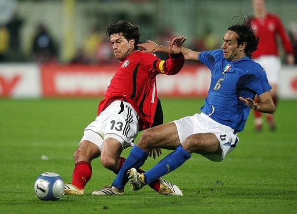Michael Ballack (Deutschland, li.) gegen Alessandro Nesta (Italien) Fußball Länderspiel Herren Freundschaftsspiel 2006, Test, Testspiel, Nationalmannschaft, Nationalteam, Nationaltrikot, Gruppe Florenz Dynamik, Kampf,