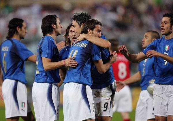 Torjubel Italien, v. li.: Cristian Zaccardo, Andrea Pirlo, Alberto Gilardino, Luca Toni und Fabio Grosso Fußball Länderspiel Herren Freundschaftsspiel 2006, Test, Testspiel, Nationalmannschaft, Nationalteam, Nationaltrikot, Gruppe Florenz Freude,
