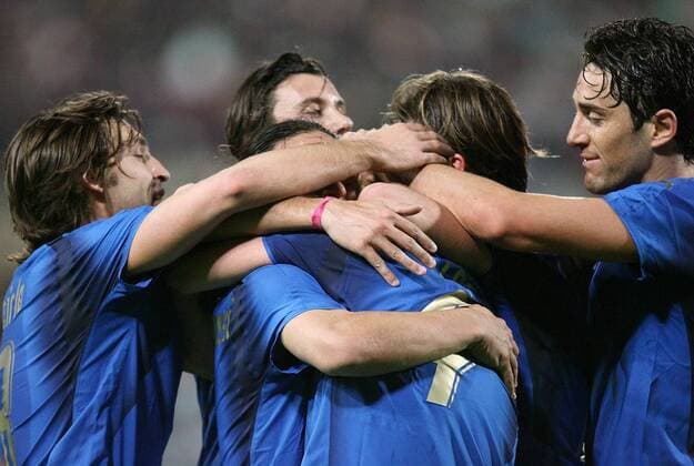Torjubel Italien, u. a. mit Andrea Pirlo (li.) und Luca Toni (re.) Fußball Länderspiel Herren Freundschaftsspiel 2006, Test, Testspiel, Nationalmannschaft, Nationalteam, Nationaltrikot, Gruppe Florenz Freude,