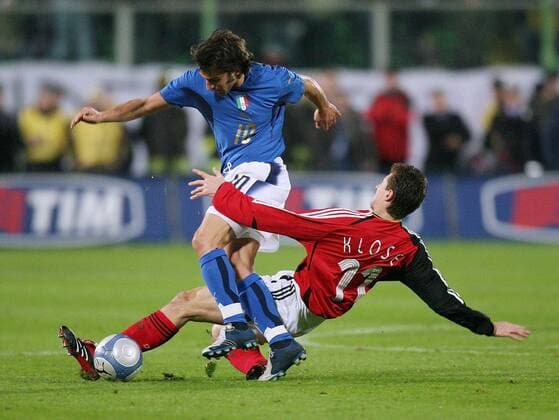Miroslav Klose (Deutschland, re.) mit vollem Einsatz gegen Alessandro del Piero (Italien) Fußball Länderspiel Herren Freundschaftsspiel 2006, Test, Testspiel, Nationalmannschaft, Nationalteam, Nationaltrikot Gruppe Florenz Dynamik, Kampf,