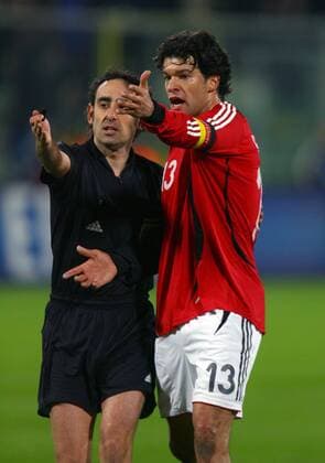 Michael Ballack (Deutschland) reklamiert bei Schiedsrichter Eduardo Iturralde Gonzalez (Spanien) Fußball Länderspiel Herren Freundschaftsspiel 2006, Test, Testspiel, Nationalmannschaft, Nationalteam, Nationaltrikot Einzelbild Florenz