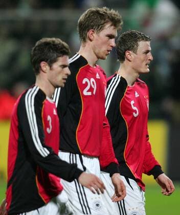 Per Mertesacker (Mitte), Robert Huth (re.) und Arne Friedrich (alle Deutschland) schleichen enttäuscht vom Platz Fußball Länderspiel Herren Freundschaftsspiel 2006, Test, Testspiel, Nationalmannschaft, Nationalteam, Nationaltrikot Gruppe Florenz Enttäuschung,