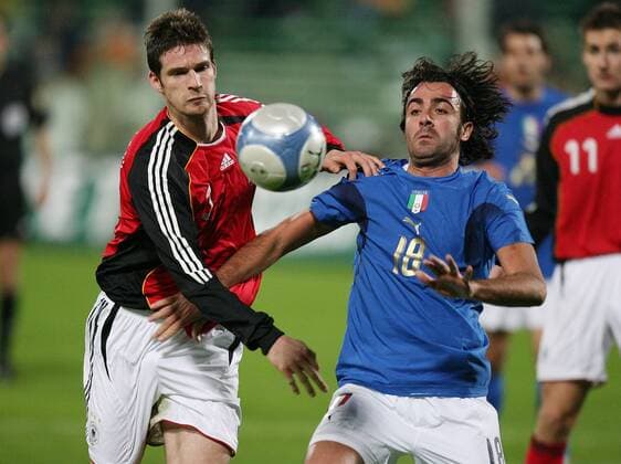 Simone Barone (Italien, re.) gegen Arne Friedrich (Deutschland) Fußball Länderspiel Herren Freundschaftsspiel 2006, Test, Testspiel, Nationalmannschaft, Nationalteam, Nationaltrikot Gruppe Florenz Dynamik,