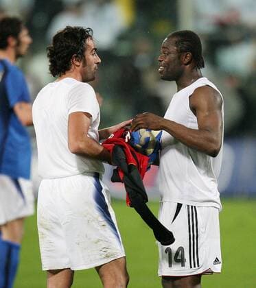 Gerald Asamoah (Deutschland, re.) und Simone Barone (Italien) tauschen die Trikots Fußball Länderspiel Herren Freundschaftsspiel 2006, Test, Testspiel, Nationalmannschaft, Nationalteam, Nationaltrikot Gruppe Florenz Kameradschaft,