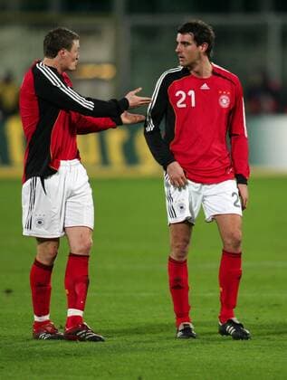 Robert Huth (li.) und Christoph Metzelder (beide Deutschland) geraten aneinander Fußball Länderspiel Herren Freundschaftsspiel 2006, Test, Testspiel, Nationalmannschaft, Nationalteam, Nationaltrikot Gruppe Florenz Spannung,