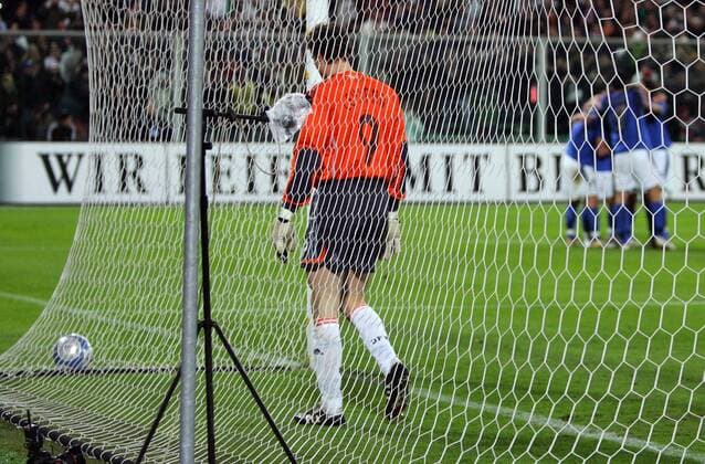 Torwart Jens Lehmann (Deutschland) holt enttäuscht den Ball aus dem Netz, während die italienischen Spieler jubeln Fußball Länderspiel Herren Freundschaftsspiel 2006, Test, Testspiel, Nationalmannschaft, Nationalteam, Nationaltrikot Gruppe Florenz Enttäuschung, Freude,