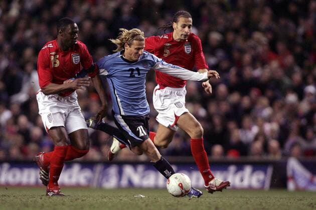 Diego Forlan (Uruguay, Mitte) gegen Ledley King (li.) und Rio Ferdinand (beide England) -  Fußball Länderspiel Herren Freundschaftsspiel 2006, Testspiel, Test, Nationalmannschaft, Nationalteam, Nationaltrikot Gruppe Liverpool Dynamik,