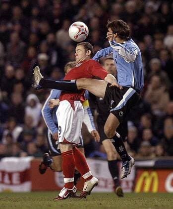 Wayne Rooney (England, li.) gegen Diego Godin (Uruguay) -  Fußball Länderspiel Herren Freundschaftsspiel 2006, Testspiel, Test, Nationalmannschaft, Nationalteam, Nationaltrikot Gruppe Liverpool Dynamik,