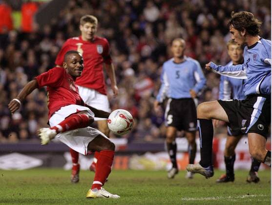 Darren Bent (England, li.) zieht gegen Diego Godin (Uruguay) ab -  Fußball Länderspiel Herren Freundschaftsspiel 2006, Testspiel, Test, Nationalmannschaft, Nationalteam, Nationaltrikot Gruppe Liverpool Dynamik,