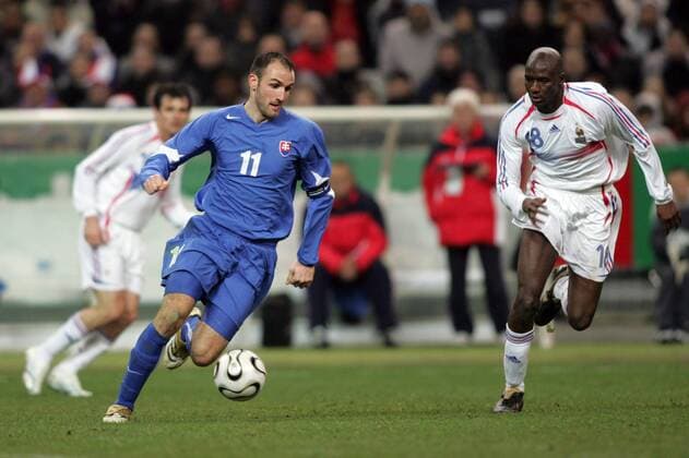 Robert Vittek (Slowakei, li.) gegen Alou Diarra (Frankreich) Fußball Länderspiel Herren Freundschaftsspiel 2006, Test, Testspiel, Nationalmannschaft, Nationalteam, Nationaltrikot Gruppe pan12945 Paris Dynamik,  