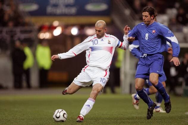 Zinedine Zidane (Frankreich, li.) gegen Matej Krajcik (Slowakei) Fußball Länderspiel Herren Freundschaftsspiel 2006, Test, Testspiel, Nationalmannschaft, Nationalteam, Nationaltrikot Gruppe pan12945 Paris Dynamik,  