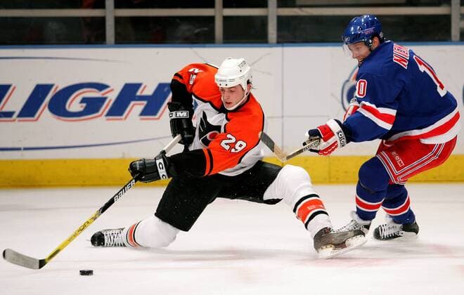 Randy Jones (Philadelphia Flyers, li.) zieht ab, daneben Ville Nieminen (New York Rangers) - (Icon7895496) Eishockey Herren NHL 2005 2006, New York Rangers - Philadelphia Flyers 2:3 Gruppe New York, NY, N Y, Dynamik, EDITORIAL USE ONLY