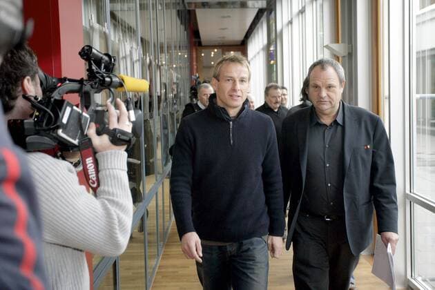 Bundestrainer Jürgen Klinsmann (Mitte) und DFB Pressechef Harald Stenger (beide Deutschland) auf dem Weg zur Pressekonferenz Fußball Herren Nationalmannschaft 2006, Nationalteam, Pressekonferenz, PK, Pressetermin Gruppe Fernsehen, TV, Medien Frankfurt M.