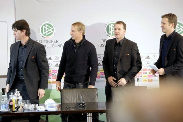 DFB Pressekonferenz, v.li.: Co Trainer Joachim Löw, Bundestrainer Jürgen Klinsmann, Torwarttrainer Andreas Köpke und Teammanager Oliver Bierhoff (alle Deutschland) Fußball Herren Nationalmannschaft 2006, Nationalteam, Pressekonferenz, PK, Pressetermin Gruppe Frankfurt M.