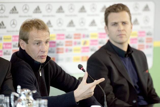 Bundestrainer Jürgen Klinsmann (li.) und Teammanager Oliver Bierhoff (beide Deutschland) auf der DFB Pressekonferenz Fußball Herren Nationalmannschaft 2006, Nationalteam, Pressekonferenz, PK, Pressetermin Gruppe Frankfurt M.