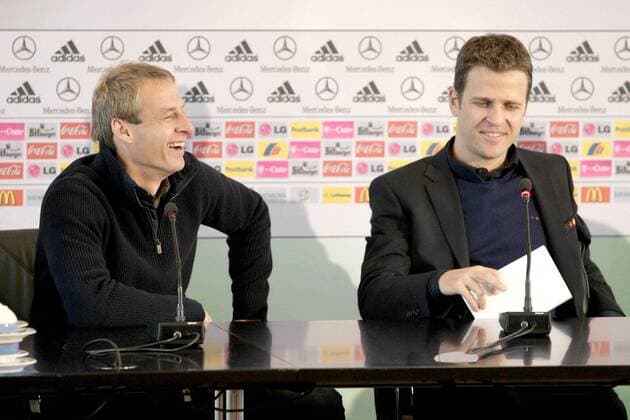 Bundestrainer Jürgen Klinsmann (li.) und Teammanager Oliver Bierhoff (beide Deutschland) gut gelaunt auf der DFB Pressekonferenz Fußball Herren Nationalmannschaft 2006, Nationalteam, Pressekonferenz, PK, Pressetermin Gruppe Frankfurt M. Freude,