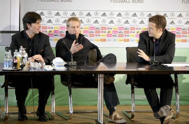 Bundestrainer Jürgen Klinsmann (Mitte), Co Trainer Joachim Löw (li.) und Teammanager Oliver Bierhoff (alle Deutschland) während der DFB Pressekonferenz Fußball Herren Nationalmannschaft 2006, Nationalteam, Pressekonferenz, PK, Pressetermin Gruppe Frankfurt M.