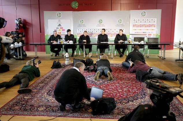 Bundestrainer Jürgen Klinsmann (Deutschland, Mitte) und sein Stab stehen bei der Pressekonferenz in der DFB Zentrale einem großen Medieninteresse gegenüber Fußball Herren Nationalmannschaft 2006, Nationalteam, Pressekonferenz, PK, Pressetermin Totale Medienvertreter, Fernsehkameras, Fotoapparat Frankfurt M., Fotoapparate